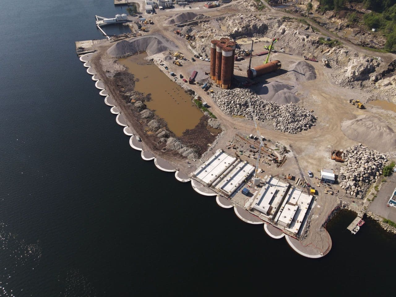 tankar-felldir-og-fluttir-sjoleidis-i-noregi--dji_0227-1-2-scaled
